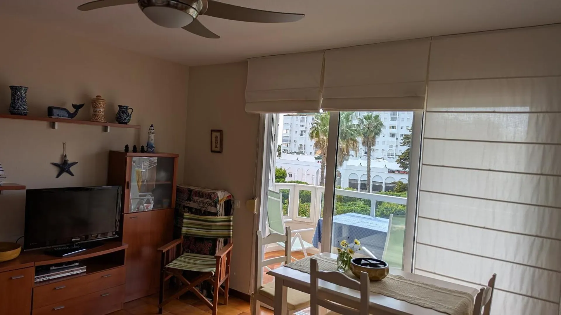 Apartamento En Urbanizacion Privada Con Piscina En Primera Linea De Playa Torrox
