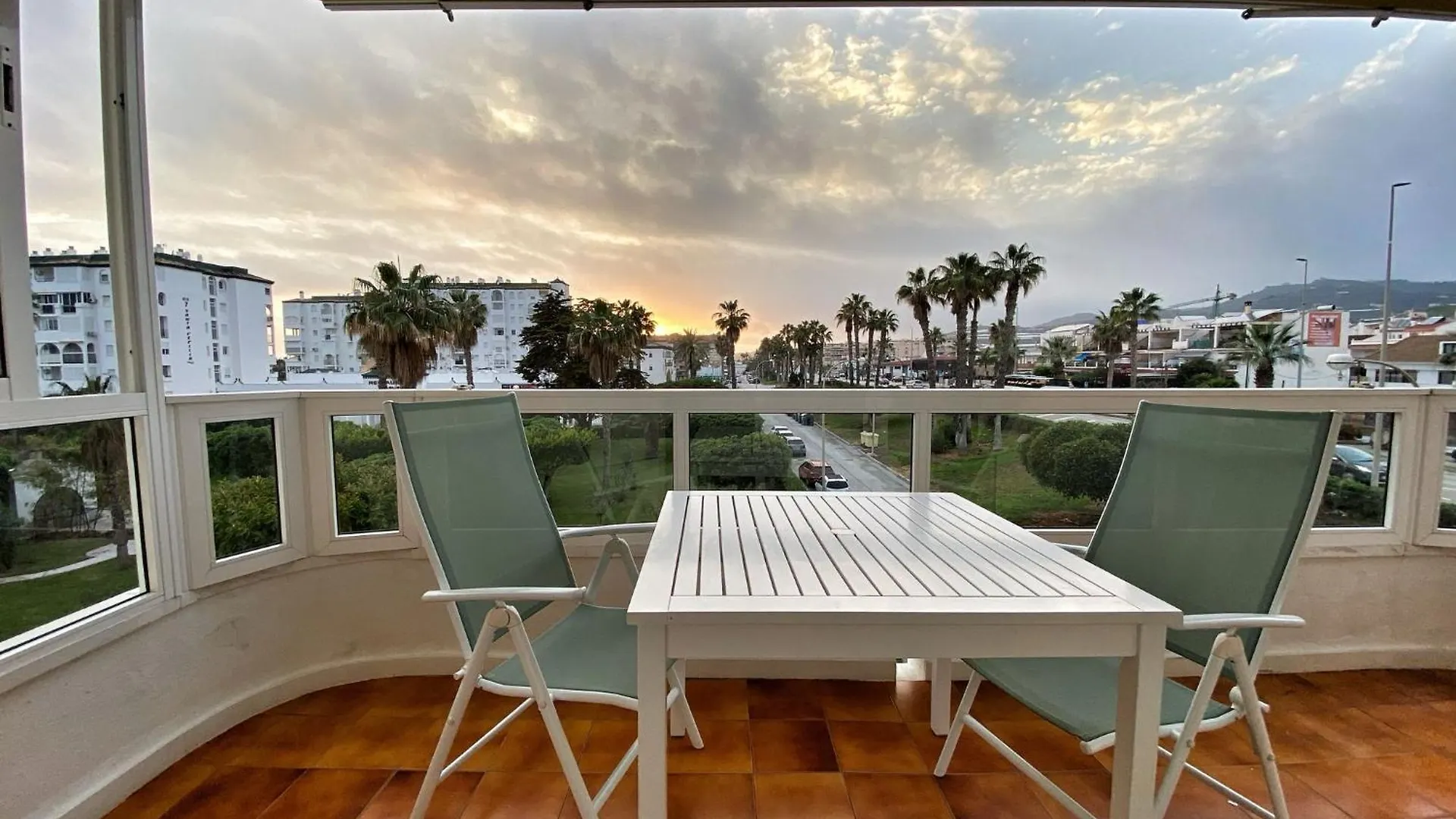 Apartamento En Urbanizacion Privada Con Piscina En Primera Linea De Playa Torrox Spain