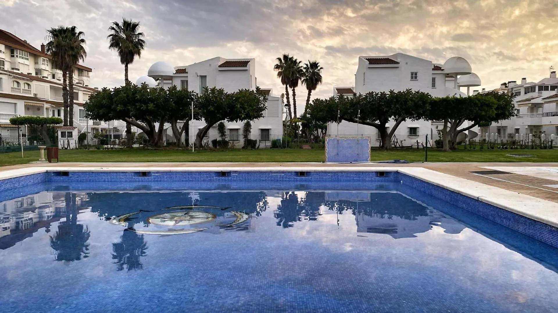 Apartamento En Urbanizacion Privada Con Piscina En Primera Linea De Playa Torrox