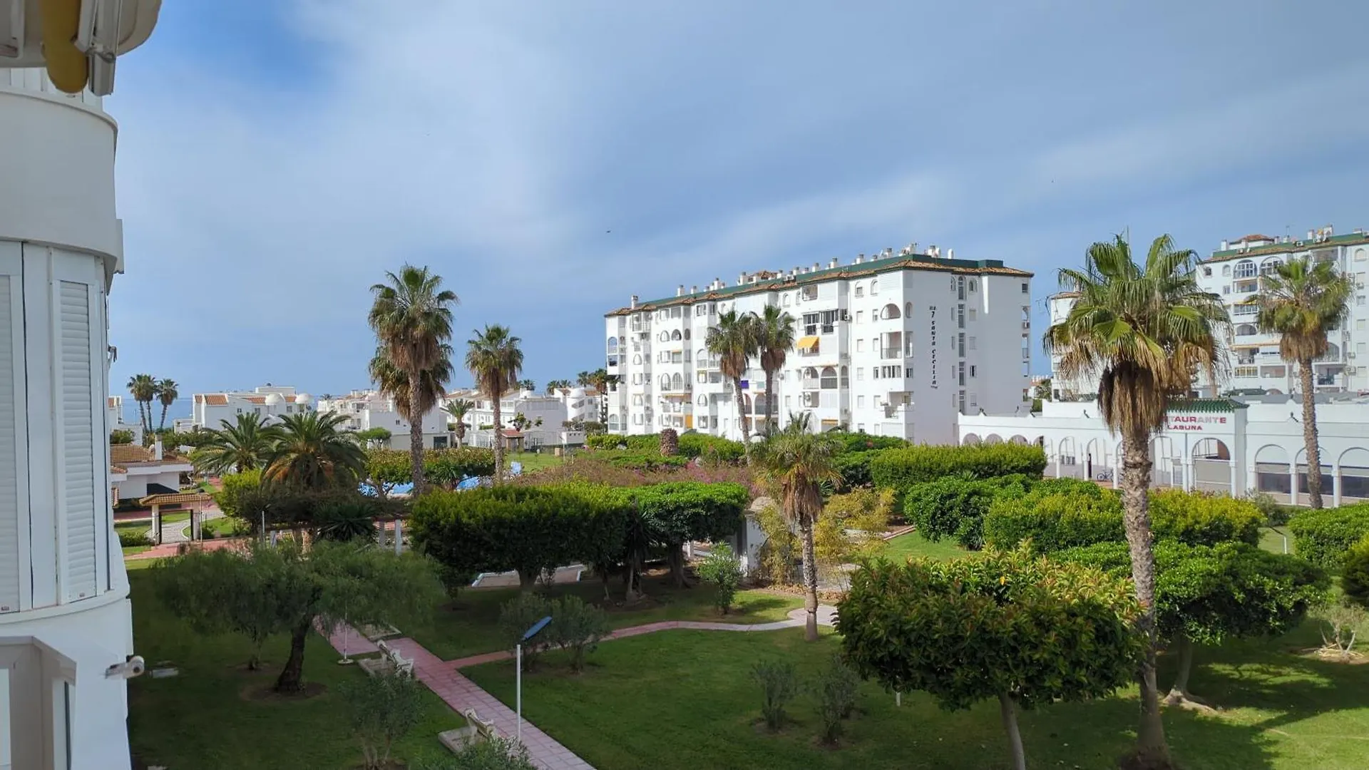 Apartamento En Urbanizacion Privada Con Piscina En Primera Linea De Playa Torrox Spain