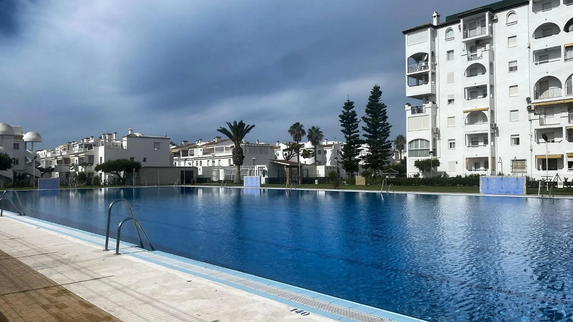 Apartamento En Urbanizacion Privada Con Piscina En Primera Linea De Playa Torrox