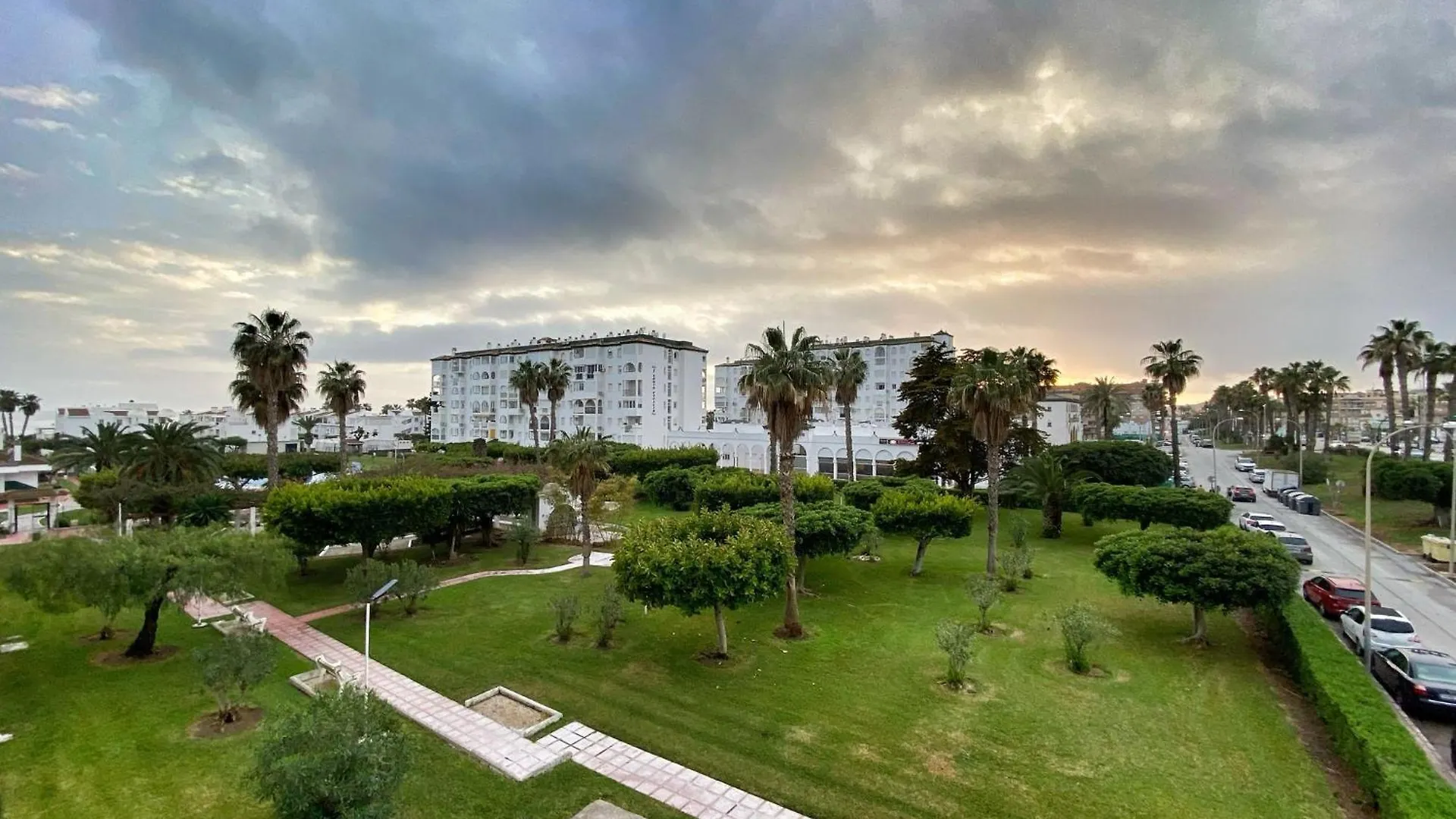 Apartamento En Urbanizacion Privada Con Piscina En Primera Linea De Playa Torrox Apartment