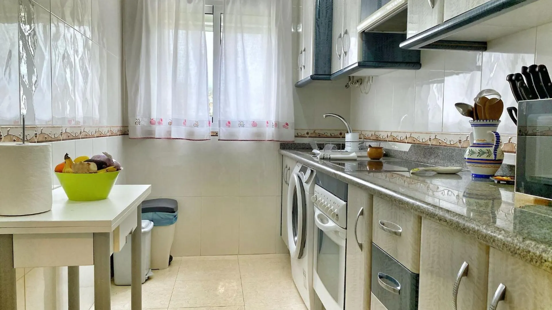 Apartamento En Urbanizacion Privada Con Piscina En Primera Linea De Playa Torrox