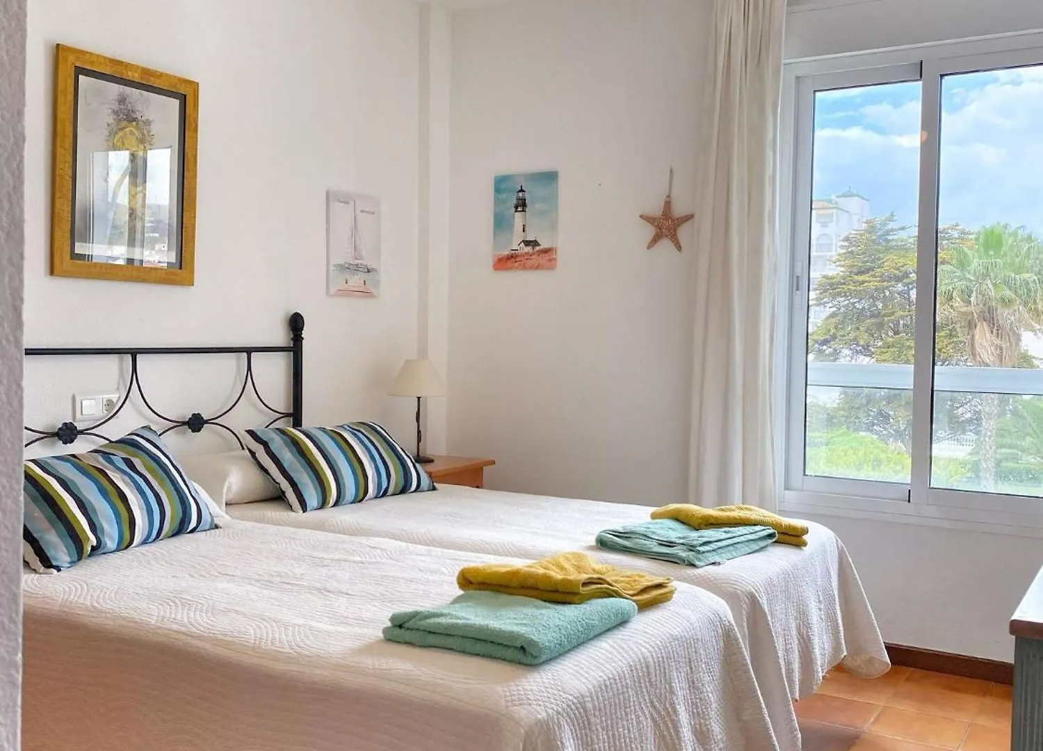 Apartamento En Urbanizacion Privada Con Piscina En Primera Linea De Playa Torrox Spain
